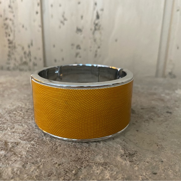 New condition bangle bracelet with hinged opening. - Picture 2 of 6